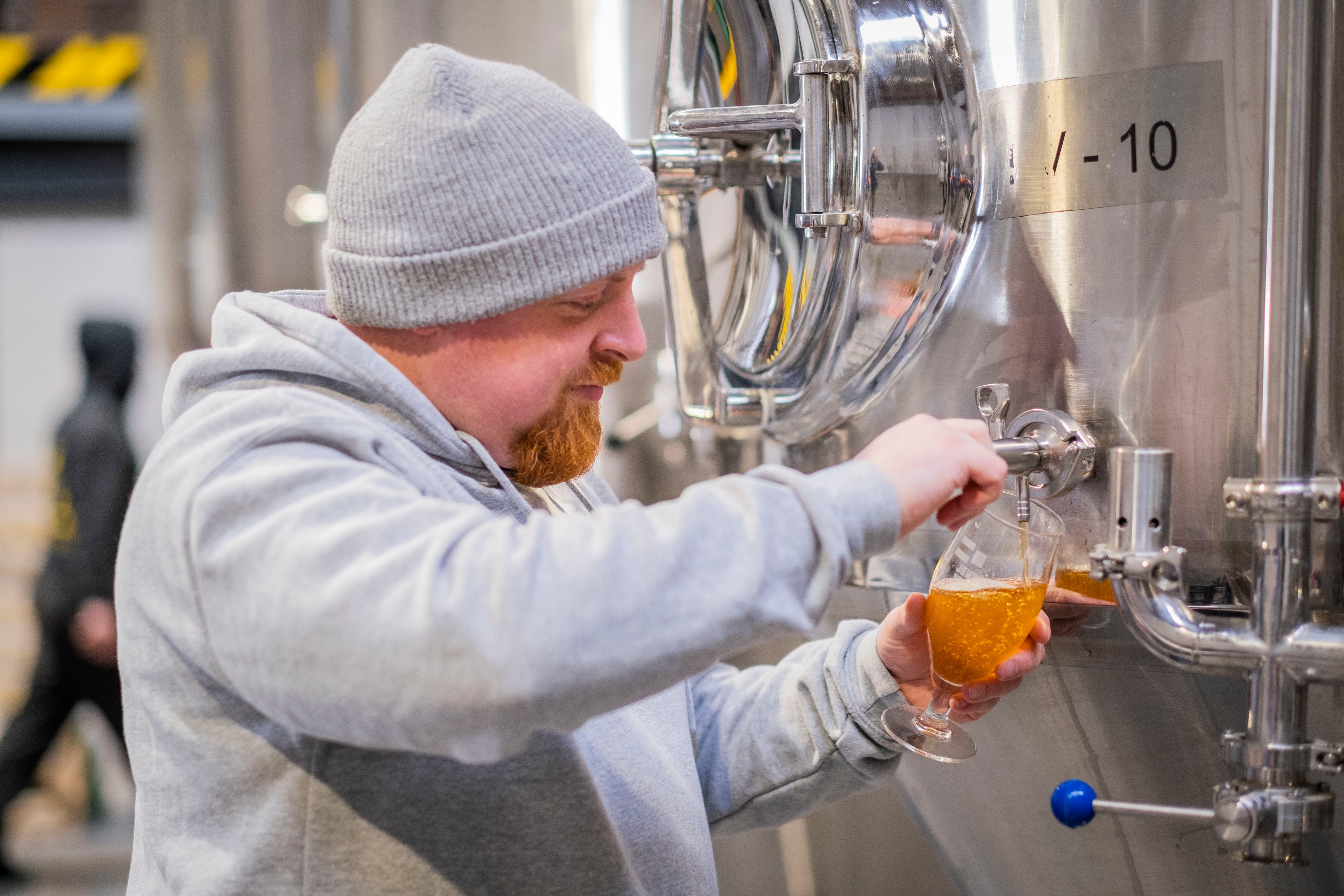 Head brewer Pete Sharp pouring an alcohol free beer